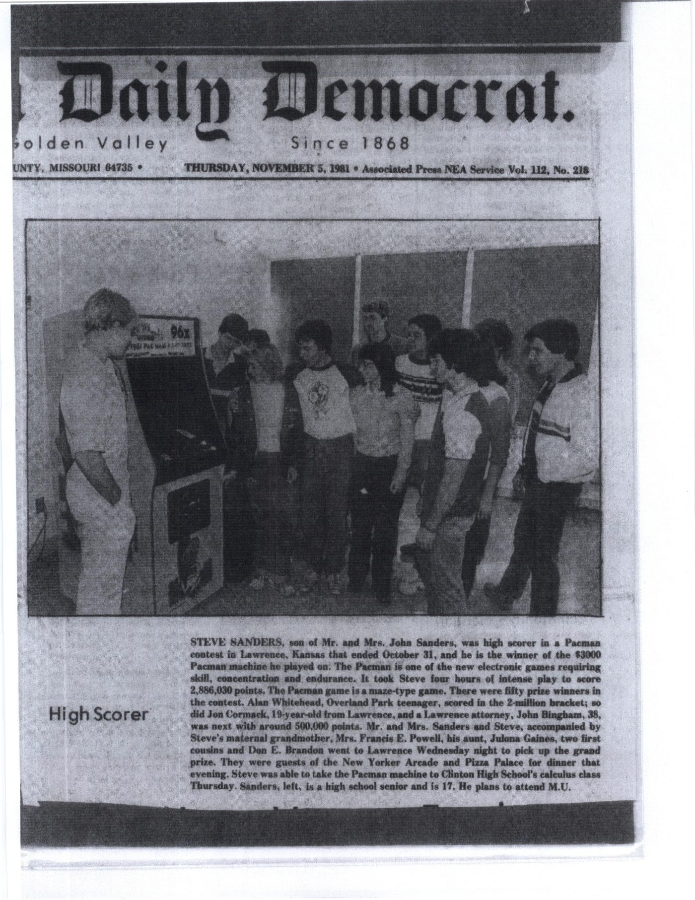 Clinton Daily Democrat newspaper clipping from Nov. 5, 1981, with a photo of Steve Sanders and other players at a Pac-Man machine and a caption about his contest win