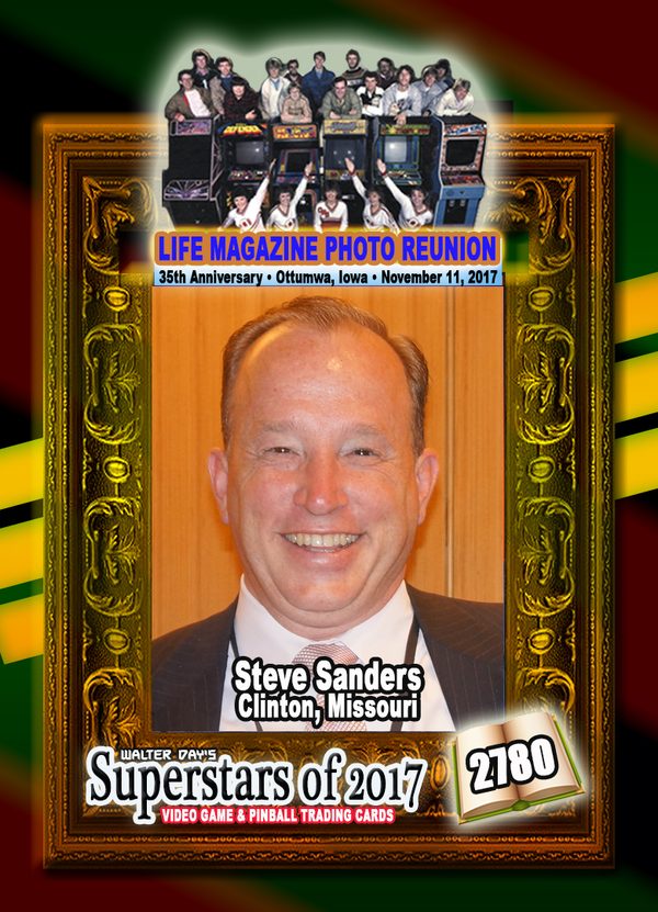 Twin Galaxies trading card no. 2780 by Walter Day showing an adult Steve Sanders of Clinton, Missouri, with the 1982 LIFE magazine group photo above him.